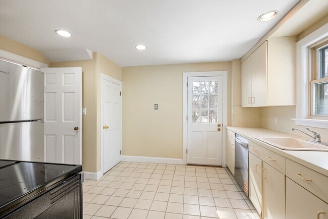 Building Photo - 159 Payson Rd