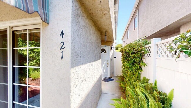 Building Photo - Spacious 4 Bedroom 3.5 Bathroom Coronado H...