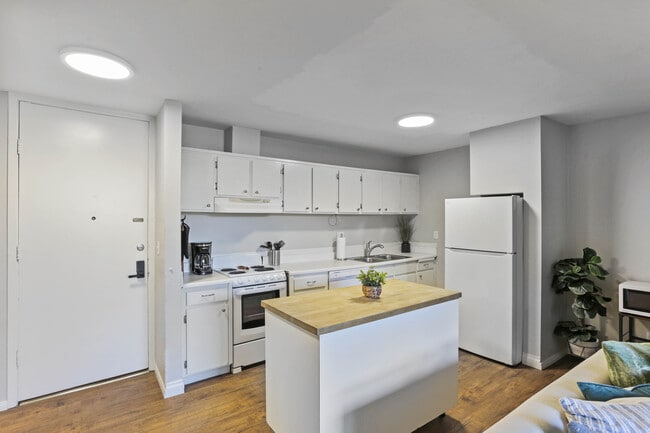 Building Photo - 3050 Rue D’Orleans