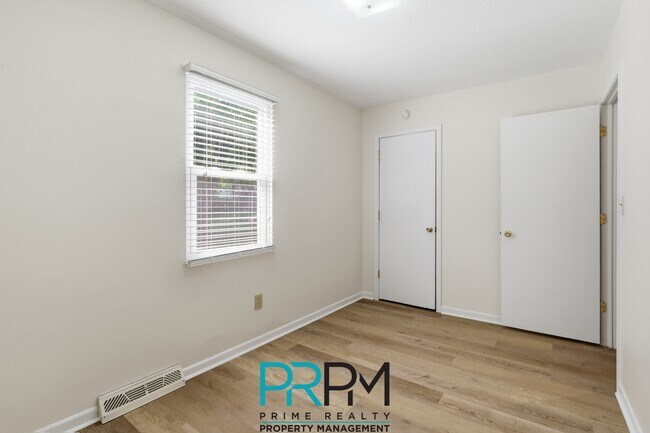 Building Photo - 5 Parkstone Ct