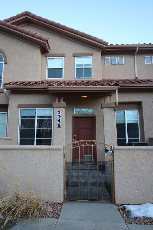 Building Photo - Beautiful 2bdrm 3 bath 2 car garage townhome