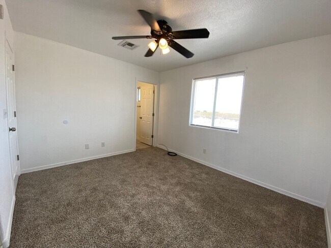 Building Photo - Great 3 Bedroom Home in Golden Valley on Pavement!