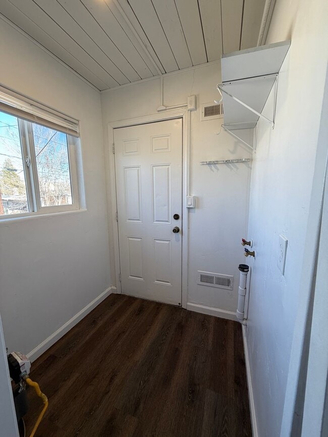 Building Photo - 585 Denslowe Dr