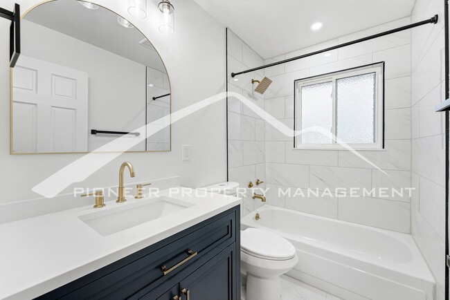 Building Photo - Gorgeous Home with Central AC and Fenced Yard