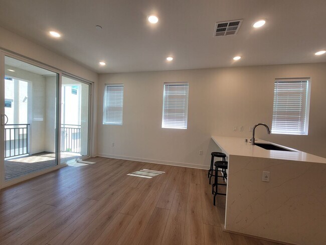 Building Photo - Two-bedroom, two-and-a-half-bath tri-level townhouse located in Arcadia, CA