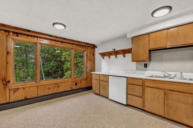 Building Photo - Mid-Century Cool Meets Maine Serenity Design. Privacy. Location. This one has it all.