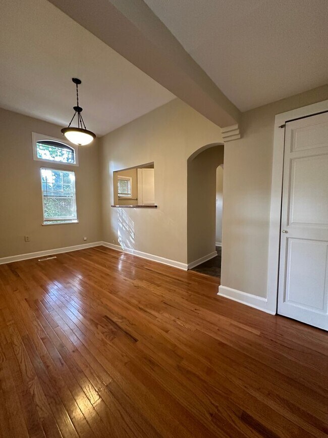 Building Photo - 1 & 2 Bedrooms-Brady St - Heat & Electricity Included
