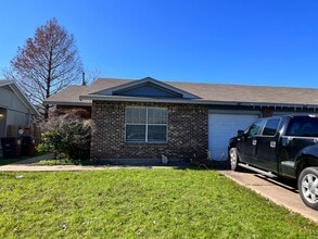 Building Photo - Nice 3/2 duplex in Round Rock.