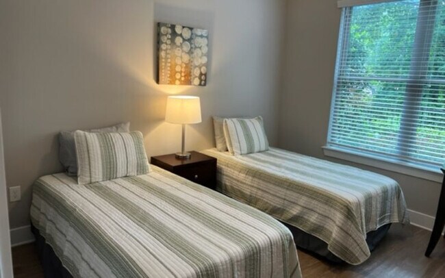 Building Photo - 5478 Glenridge View NE