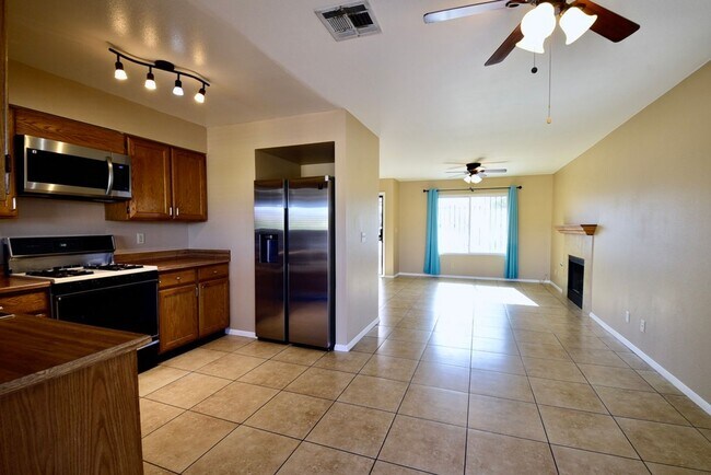 Building Photo - Spacious 2 Bedroom, 2 Bath Single-Story Home