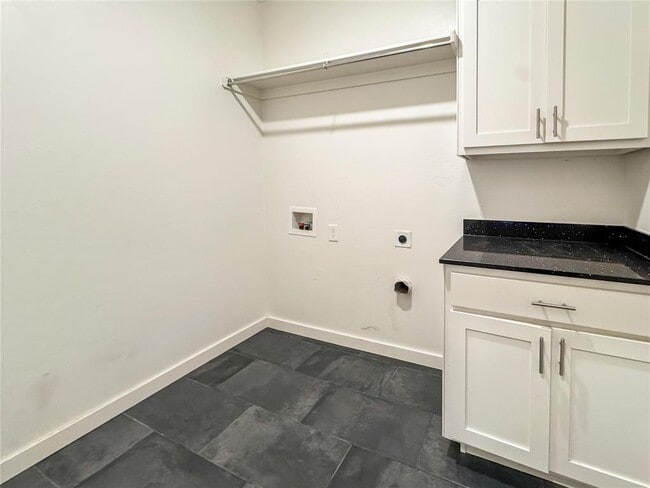 Building Photo - 305 7th St