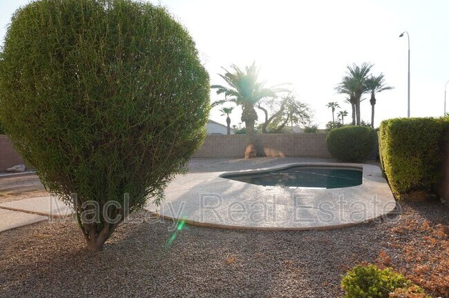 Building Photo - 2600 S Holguin Way