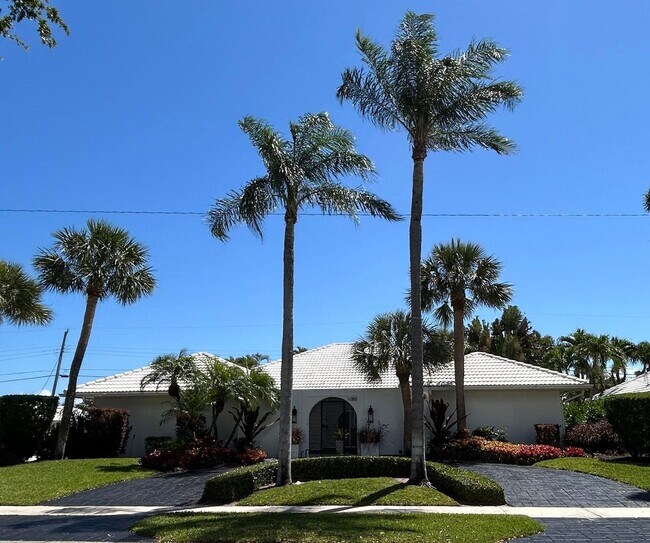 Building Photo - 1080 Walnut Terrace