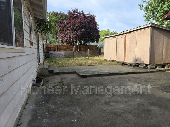 Building Photo - 622 W Pilger St