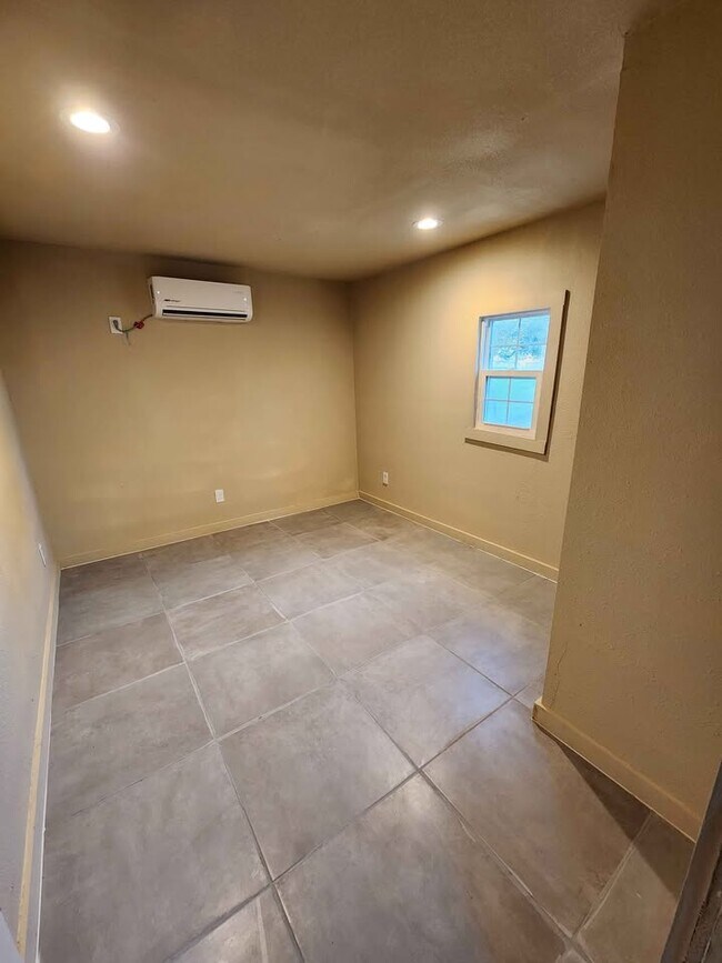 Building Photo - 10075 E Loop 1604 S