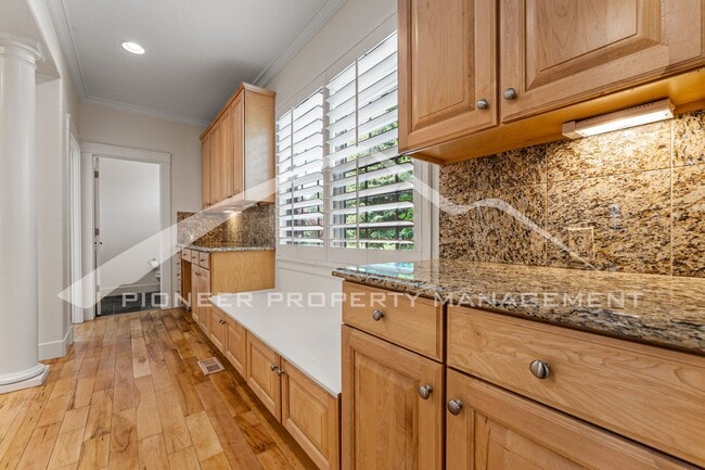 Building Photo - Gorgeous Home with Central AC and Washer/Dryer