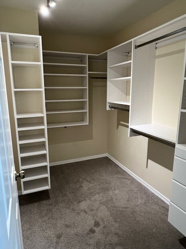 Building Photo - Desirable Twin Lakes Quail Run Townhome