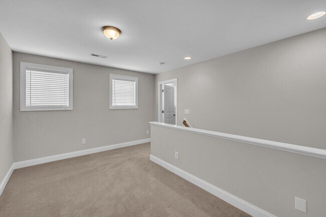 Building Photo - 3 Bedroom Home in Austin Creek! 2 Car Gara...