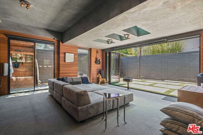 Building Photo - 835 Superba Ave