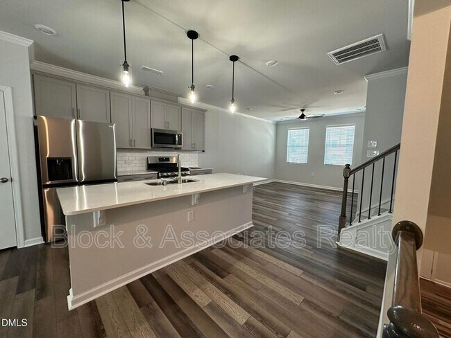 Building Photo - 608 Gimari Dr