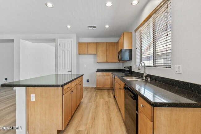 Building Photo - 18391 W Stinson Dr