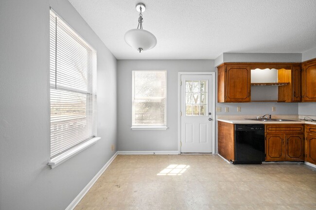 Building Photo - 923 Kingsbury Dr