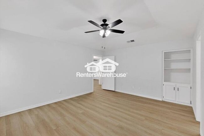 Building Photo - MOVE IN READY COMPLETELY UPDATED - 3BED/2B...