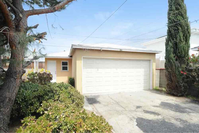 Building Photo - 11630 Kittridge St