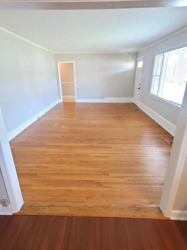 Building Photo - Charming Vintage Ranch, Den, Fireplace, Screened Porch