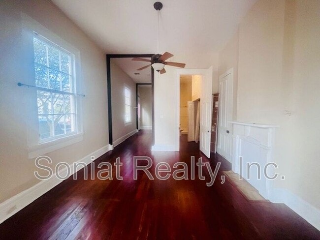 Building Photo - 2501 Burgundy St