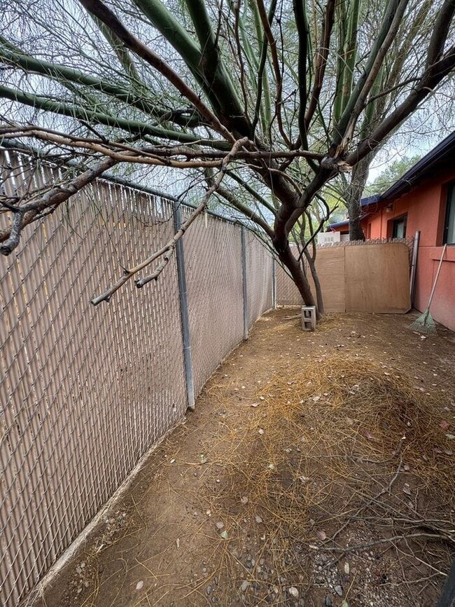 Building Photo - 350 N Silverbell Rd