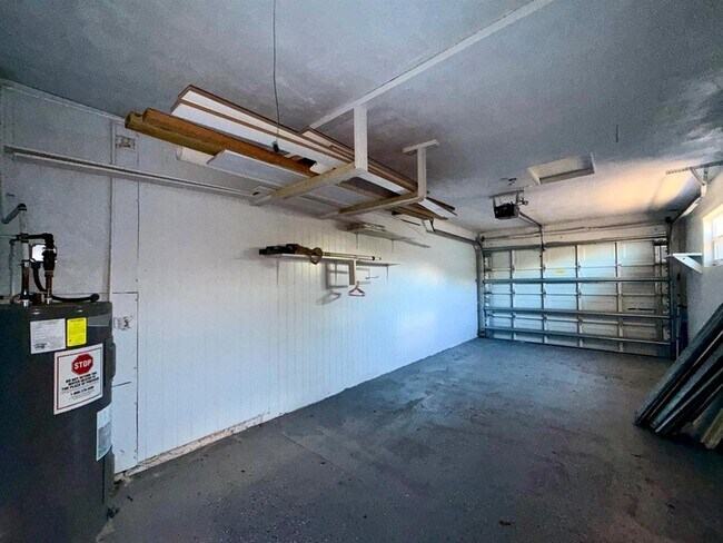 Building Photo - 1455 NE Silver Maple Way