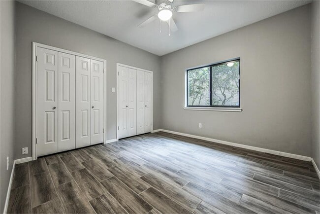 Building Photo - 10 Silent Brook Pl