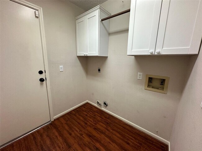 Building Photo - 9918 Cedaredge Dr