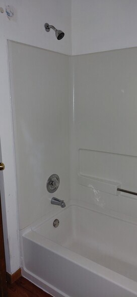 Building Photo - 2585-2587 Four Seasons Dr