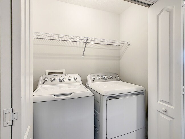 Building Photo - Stylish 3-Bedroom Townhome in Gated Sanfor...