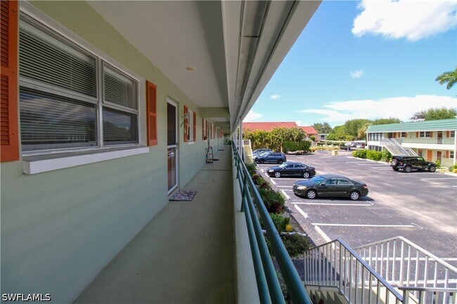 Building Photo - 300 Valley Stream Dr