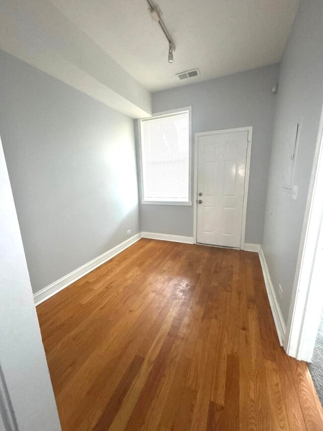 Building Photo - 5837 S Calumet Ave