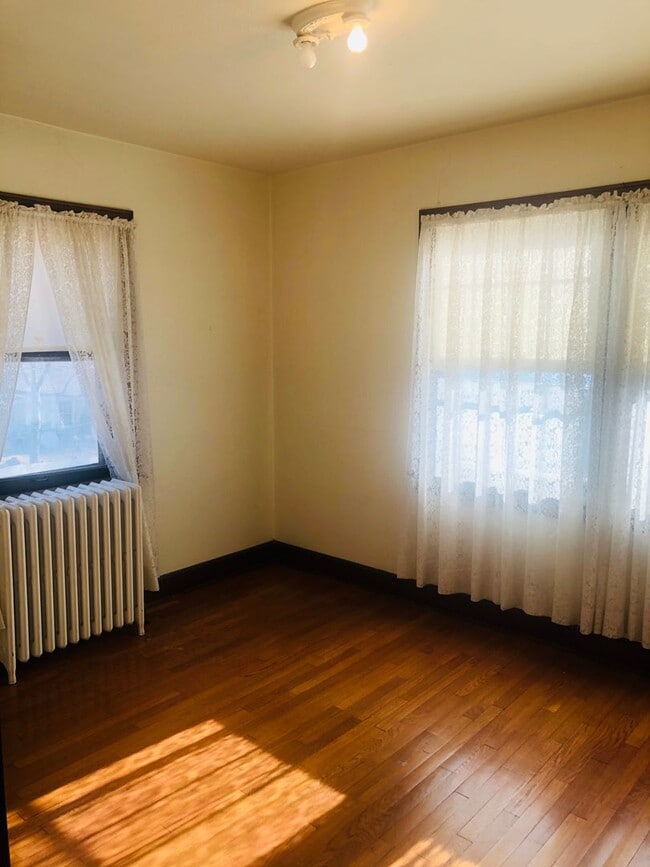 Building Photo - MOVE IN SPECIAL!