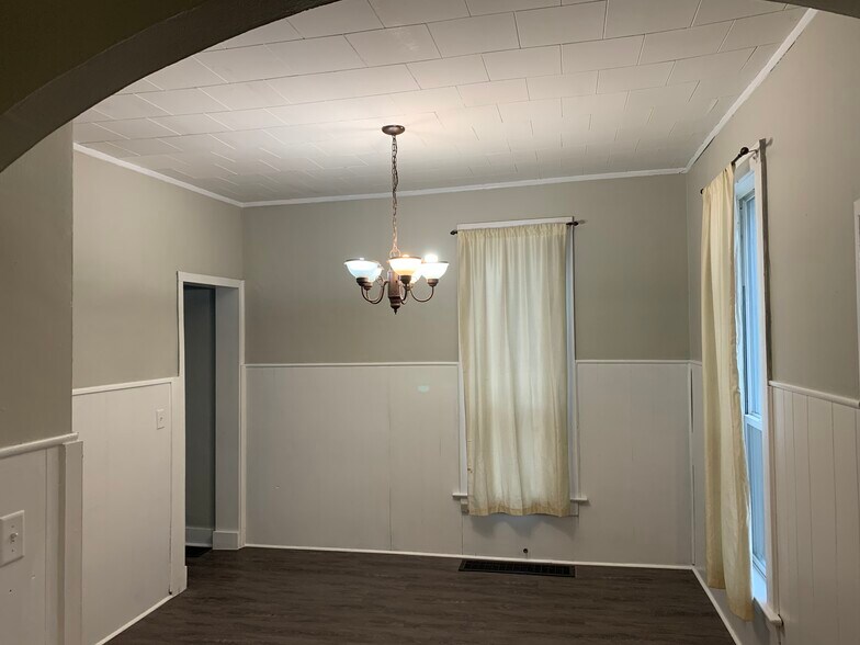 Dining - 121 E Jackson St