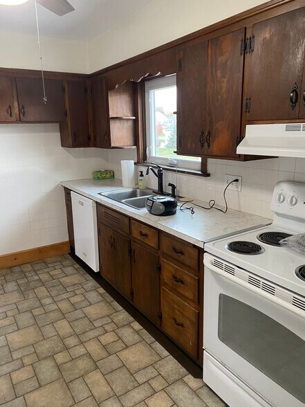 Building Photo - 41 E 2nd St