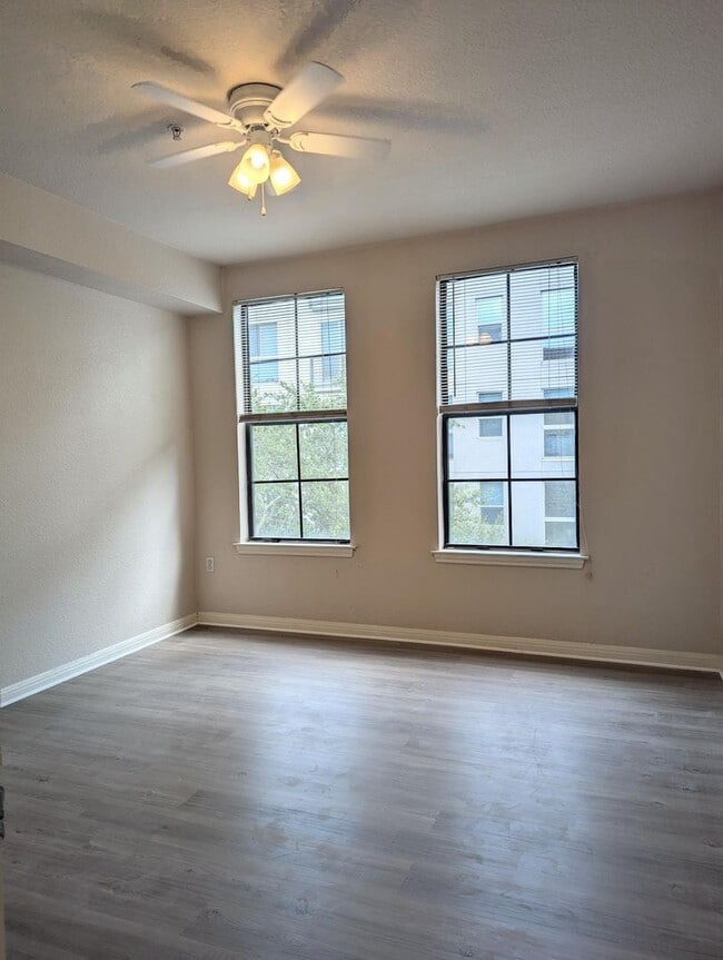 Building Photo - Spacious, bright 1x1 768 square feet! New flooring throughout, full size washer/dryer & balconette!