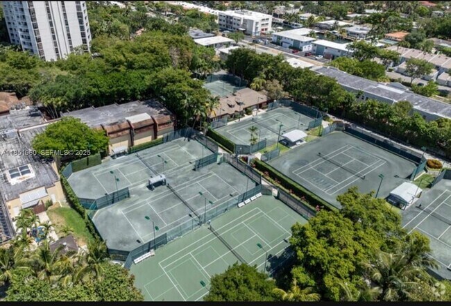 Building Photo - 2000 Towerside Terrace