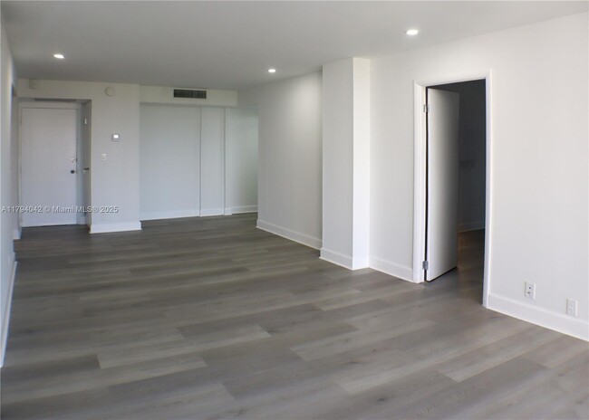 Building Photo - 3301 N Country Club Dr