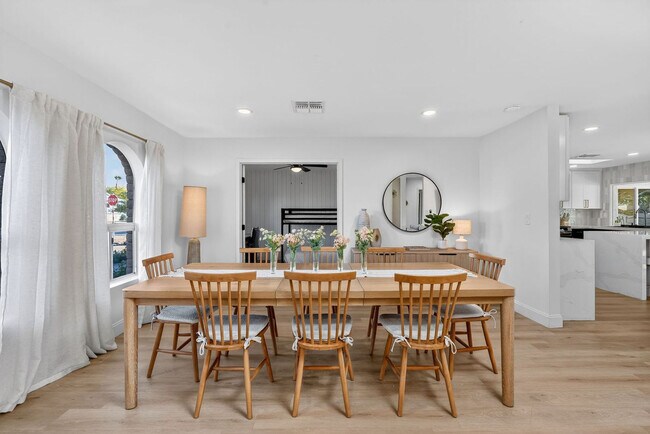 Building Photo - 5121 E Windrose Dr