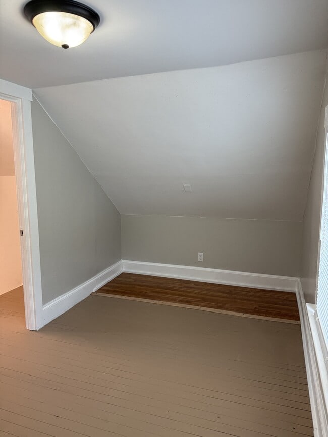 Building Photo - 926 W Water St