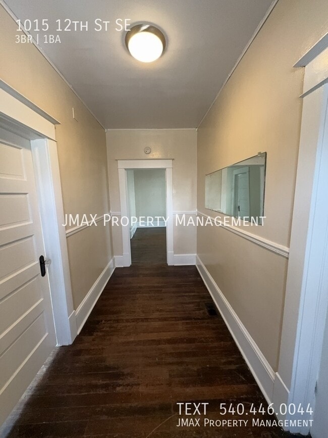 Building Photo - 1015 12th St SE