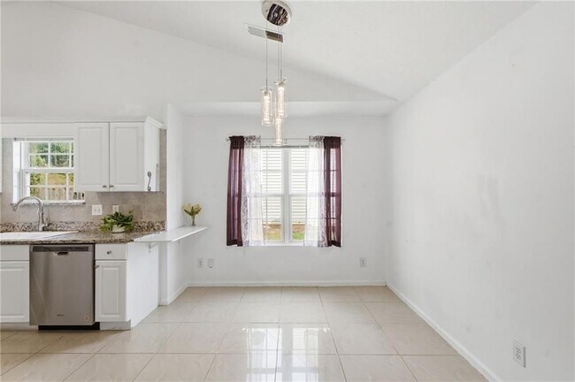 Building Photo - 575 Chandon Way