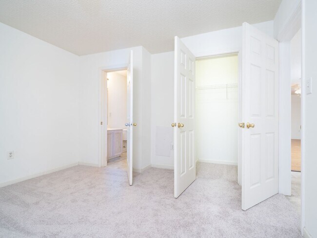 Building Photo - Private Room and Bathroom in Spacious 4 Be...