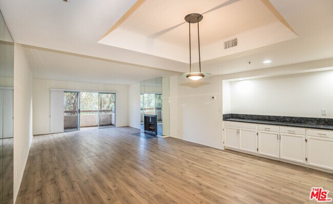 Building Photo - 410 S Barrington Ave